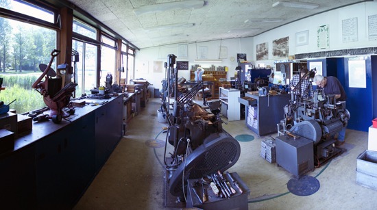 The tidy shop in Westzaan. Behind me, not pictured, is a wall covered in Supercaster mats.