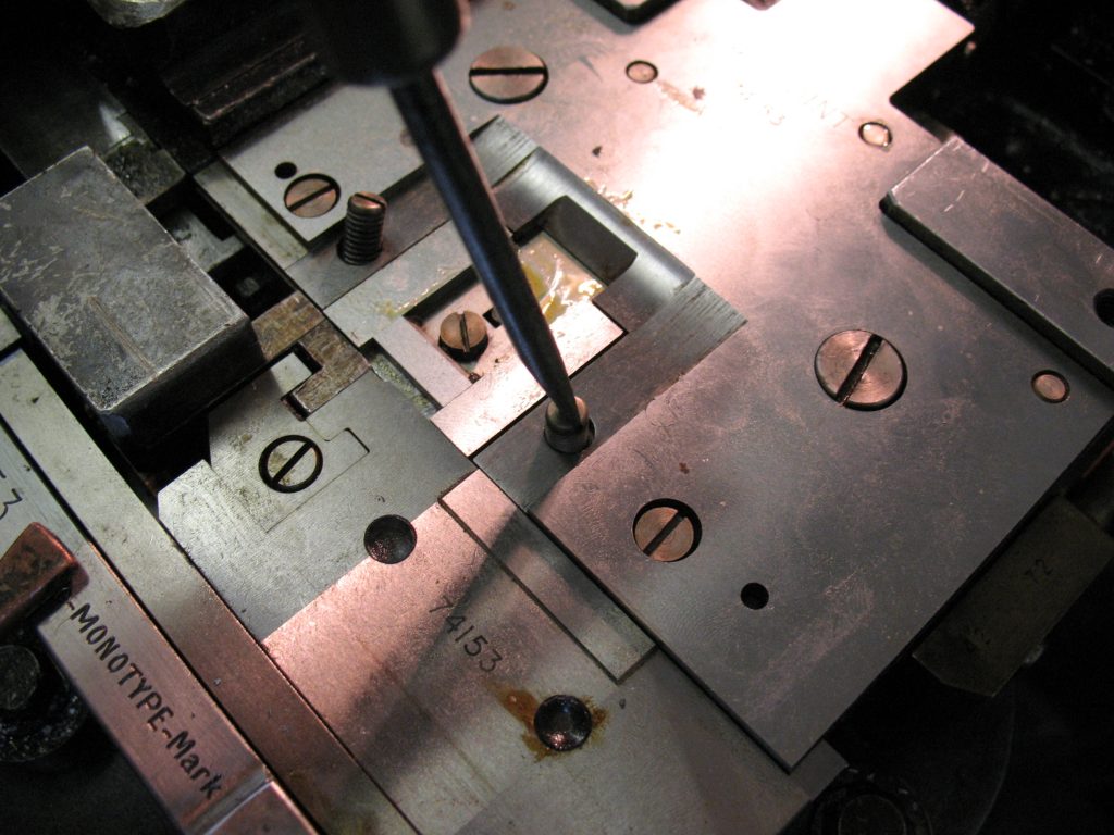 Mould screws, low space